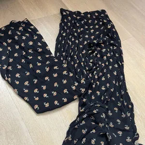 Billabong Black Floral Print Wide Leg Pants thumbnail 1