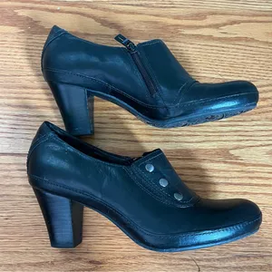 Clarks Artisan Vermont Terrace Black Leather Pumps thumbnail 4