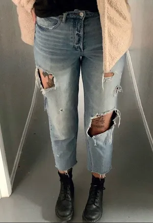 Urban Outfitters BDG Distressed High Rise Cropped Jeans thumbnail 4