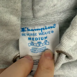 Urban Outfitters Champion Women’s Medium Grey Pink Logo Reverse Weave Hoodie thumbnail 3