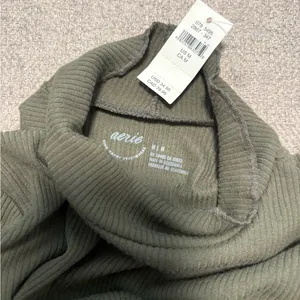 NWT Aerie Long Sleeve Cropped Mock Neck T-Shirt thumbnail 7