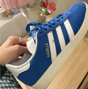 Women’s Adidas Sneakers thumbnail 3