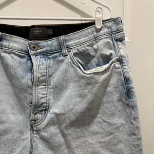Torrid 5 Inch Mom Jean Premium Classic Denim Mid-Rise Short Size 16 thumbnail 4