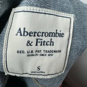 ABERCROMBIE‎ AND FITCH Medium Wash Slightly Distressed Jean Jacket Size Small thumbnail 3