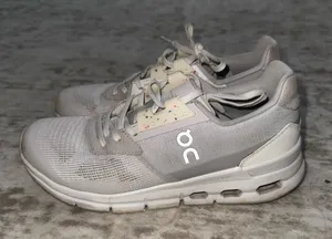 Oncloud Women’s Tennis shoes Women’s 7 Like New barely worn too small for me thumbnail 1