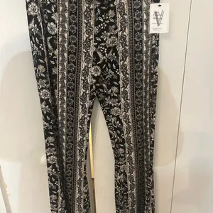 Black and White Floral Patterned stretch Bell bottom Pants Size L thumbnail 4