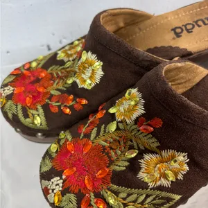 Mudd 8 Y2K Desert Bloom Embroidered Suede Wooden Clogs Brown Floral thumbnail 1