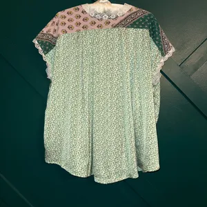 DAVI & DANI Green Floral V-Neck Lace Trim Blouse thumbnail 4