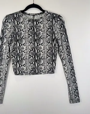 Alice + Olivia Womens Top Gray Delaina Snakeskin Print Cropped Long Sleeve XS thumbnail 1