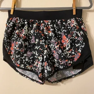 New NWT‎ Under Armour UA Fly By 2.0 Printed Short Black Pink Womens Size XS thumbnail 1