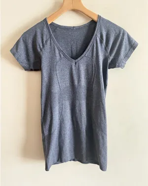 Lululemon Run swiftly‎ short sleeve V Neck Tank Top Size 6 gray thumbnail 1