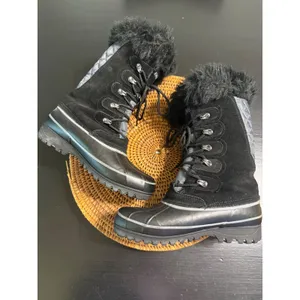 Khombu Nordic‎ Women's Black Grey Faux Fur Trim Winter Snow Duck Boots Size 8M thumbnail 2