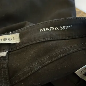 DL1961 Mara Black Straight Ankle Jeans - Concrete thumbnail 3