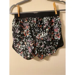 New NWT‎ Under Armour UA Fly By 2.0 Printed Short Black Pink Womens Size XS thumbnail 2