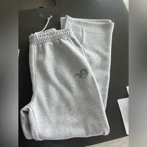 Nwt Prettylittlething Ash Grey Logo Embroidered Wide Leg Sweatpants M thumbnail 5
