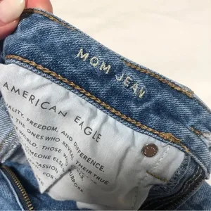 American Eagle Mom Jean Stretch High Waist Mid-Light Wash Denim Size 2 Regular thumbnail 4