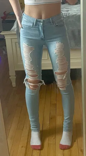 Hollister Jeans Skinny High-Rise Distressed light wash thumbnail 2