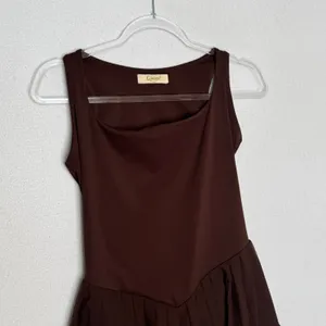 QINSEN Brown Square Neck Pleated Tennis Golf Athletic Dress Shorts Small thumbnail 3