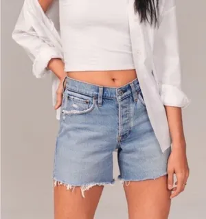 Abercrombie & Fitch The 90’s Baggy Low Rise Curve Love Jean Short Blue Size 2 26 thumbnail 1