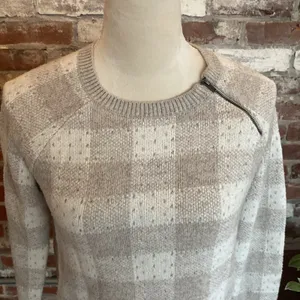 Banana Republic White and Beige Check Knit Sweater Size S thumbnail 2