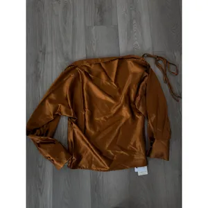 Commense Elegant Copper Minimalist Satin Asymmetrical Cold Shoulder Blouse XS thumbnail 2