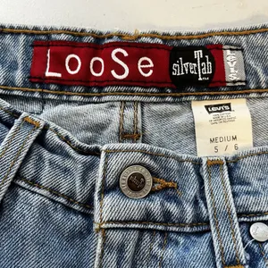 Levi's Vintage Y2K Levi SilverTab Jean Shorts Women 5/6 Blue Stone Wash‎ Loose F… thumbnail 3