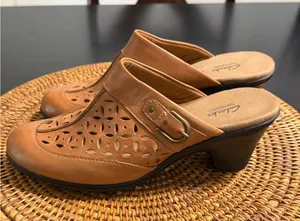 Clarks Bendables Tan Leather Perforated Buckle Heeled Mules Clogs Womens‎ Boho thumbnail 1