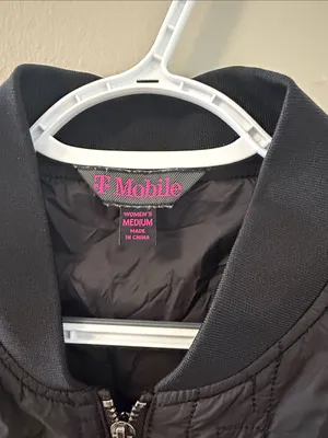T-Mobile Be Magenta WOMEN'S QUILTED BLACK JACKET M thumbnail 6