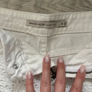 Romeo and Juliet white shorts size 28 thumbnail 2