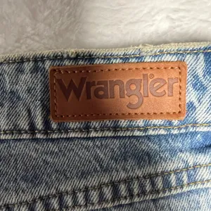 Wrangler Womens Size 16 Blue Distressed Denim Roll Shorts Raw Hem thumbnail 5