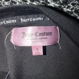 Juicy Couture Sleepwear Black Velour Top with Gold Logo Size Small. thumbnail 6