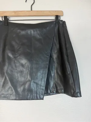Abercrombie and Fitch A&F Faux Vegan Leather Black Mini Skort size Medium thumbnail 4