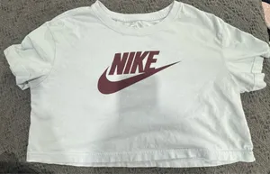 Women’s Nike Crop Top size medium  thumbnail 1