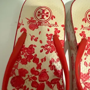 TORY BURCH Thandie Wedge Flip Flops Red Pepper / Issey Fade Floral Sandals 10 thumbnail 11