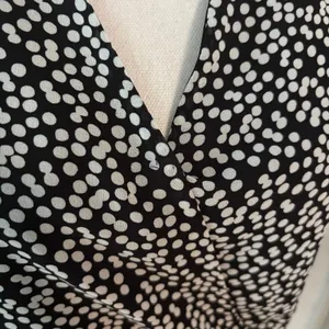 Frank Lyman Size 2 Polka Dot Side Tie Wrap Top Blouse Black White thumbnail 4