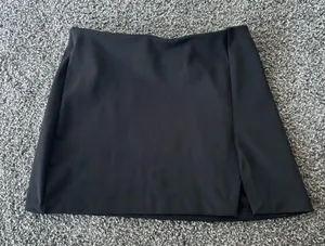 H&M Black Slit Mini Skirt thumbnail 1