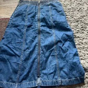 Madewell - Rigid Denim Zip Midi Skirt‎ in Farley Wash - Size 25 thumbnail 9