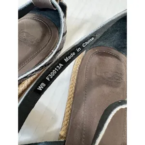 UGG Brown Grey Leather Thong Sandals Womens 8 Casual Summer Flat Beachy Shoes thumbnail 6