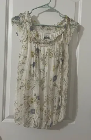 White Floral Scoop-Neck Blouse with Cap Sleeves thumbnail 1
