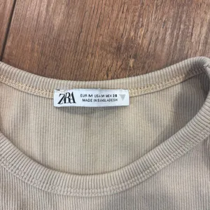ZARA WOMEN'S RIBBED HIGH NECK TANK CROP TOP SLEEVELESS TAN SIZE M - Minimalist thumbnail 4