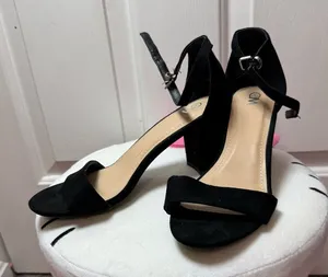 Chic Black Ankle Strap Heels Size 9 thumbnail 1