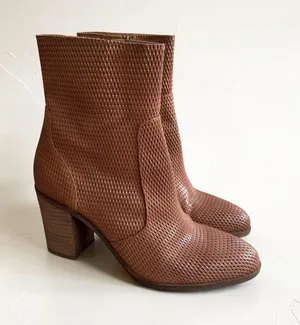 HINGE Brown Tan Textured Leather Heels Boots Size 8.5 thumbnail 1
