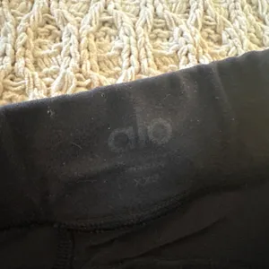 XS black Alo leggings with tie and pockets thumbnail 3