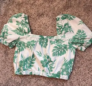 American Eagle Outfitters Top Cropped with Hawaiian pattern thumbnail 1