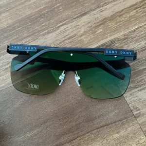 DKNY DK538S SUNGLASSES thumbnail 2