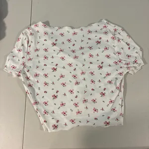 SheIn Button-Front Ribbed White & Pink Rose Floral Crop Top - Size [S] thumbnail 2