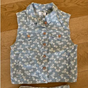 Dolce Vita - Embroidered Daisy Sleevelest Vest Top & Shorts Set in Blue & White thumbnail 3