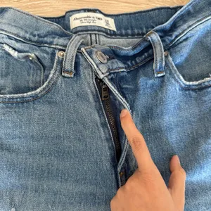 Abercrombie & Fitch 24/00 Short 90s Straight Ultra High Rise Jeans Criss Cross thumbnail 9