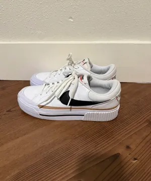 Nike Women’s Shoes White Size 9 thumbnail 3
