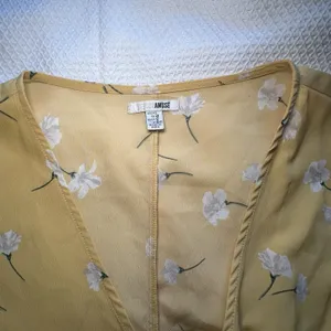 Amuse Society Yellow‎ Wrap Dress White Flowers Size L thumbnail 3